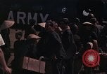 Image vietnamiens des femmes et enfants réfugiés Montagnards arrivent dans un Américain Tuy Hoa le Vietnam du Sud, 1962, de la seconde 51 séquences d'archives historiques vidéo 65675039918