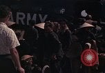 Image vietnamiens des femmes et enfants réfugiés Montagnards arrivent dans un Américain Tuy Hoa le Vietnam du Sud, 1962, de la seconde 52 séquences d'archives historiques vidéo 65675039918