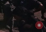 Image vietnamiens des femmes et enfants réfugiés Montagnards arrivent dans un Américain Tuy Hoa le Vietnam du Sud, 1962, de la seconde 53 séquences d'archives historiques vidéo 65675039918