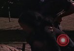 Image vietnamiens des femmes et enfants réfugiés Montagnards arrivent dans un Américain Tuy Hoa le Vietnam du Sud, 1962, de la seconde 54 séquences d'archives historiques vidéo 65675039918