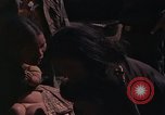 Image vietnamiens des femmes et enfants réfugiés Montagnards arrivent dans un Américain Tuy Hoa le Vietnam du Sud, 1962, de la seconde 56 séquences d'archives historiques vidéo 65675039918