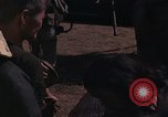 Image vietnamiens des femmes et enfants réfugiés Montagnards arrivent dans un Américain Tuy Hoa le Vietnam du Sud, 1962, de la seconde 61 séquences d'archives historiques vidéo 65675039918