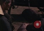 Image vietnamiens des femmes et enfants réfugiés Montagnards arrivent dans un Américain Tuy Hoa le Vietnam du Sud, 1962, de la seconde 62 séquences d'archives historiques vidéo 65675039918