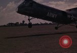 Image US H-21 hélicoptère atterrit avec des réfugiés Montagnards qui quittent ensuite dans Tuy Hoa le Vietnam du Sud, 1962, de la seconde 4 séquences d'archives historiques vidéo 65675039919