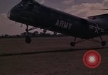 Image US H-21 hélicoptère atterrit avec des réfugiés Montagnards qui quittent ensuite dans Tuy Hoa le Vietnam du Sud, 1962, de la seconde 5 séquences d'archives historiques vidéo 65675039919