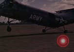 Image US H-21 hélicoptère atterrit avec des réfugiés Montagnards qui quittent ensuite dans Tuy Hoa le Vietnam du Sud, 1962, de la seconde 6 séquences d'archives historiques vidéo 65675039919