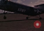 Image US H-21 hélicoptère atterrit avec des réfugiés Montagnards qui quittent ensuite dans Tuy Hoa le Vietnam du Sud, 1962, de la seconde 7 séquences d'archives historiques vidéo 65675039919