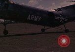 Image US H-21 hélicoptère atterrit avec des réfugiés Montagnards qui quittent ensuite dans Tuy Hoa le Vietnam du Sud, 1962, de la seconde 8 séquences d'archives historiques vidéo 65675039919