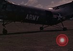 Image US H-21 hélicoptère atterrit avec des réfugiés Montagnards qui quittent ensuite dans Tuy Hoa le Vietnam du Sud, 1962, de la seconde 9 séquences d'archives historiques vidéo 65675039919