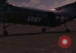 Image US H-21 hélicoptère atterrit avec des réfugiés Montagnards qui quittent ensuite dans Tuy Hoa le Vietnam du Sud, 1962, de la seconde 10 séquences d'archives historiques vidéo 65675039919