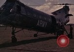 Image US H-21 hélicoptère atterrit avec des réfugiés Montagnards qui quittent ensuite dans Tuy Hoa le Vietnam du Sud, 1962, de la seconde 11 séquences d'archives historiques vidéo 65675039919