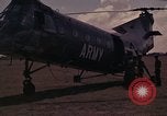 Image US H-21 hélicoptère atterrit avec des réfugiés Montagnards qui quittent ensuite dans Tuy Hoa le Vietnam du Sud, 1962, de la seconde 12 séquences d'archives historiques vidéo 65675039919