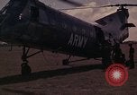 Image US H-21 hélicoptère atterrit avec des réfugiés Montagnards qui quittent ensuite dans Tuy Hoa le Vietnam du Sud, 1962, de la seconde 13 séquences d'archives historiques vidéo 65675039919