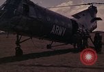 Image US H-21 hélicoptère atterrit avec des réfugiés Montagnards qui quittent ensuite dans Tuy Hoa le Vietnam du Sud, 1962, de la seconde 14 séquences d'archives historiques vidéo 65675039919