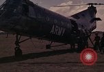 Image US H-21 hélicoptère atterrit avec des réfugiés Montagnards qui quittent ensuite dans Tuy Hoa le Vietnam du Sud, 1962, de la seconde 15 séquences d'archives historiques vidéo 65675039919