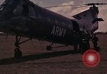 Image US H-21 hélicoptère atterrit avec des réfugiés Montagnards qui quittent ensuite dans Tuy Hoa le Vietnam du Sud, 1962, de la seconde 16 séquences d'archives historiques vidéo 65675039919