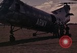 Image US H-21 hélicoptère atterrit avec des réfugiés Montagnards qui quittent ensuite dans Tuy Hoa le Vietnam du Sud, 1962, de la seconde 17 séquences d'archives historiques vidéo 65675039919