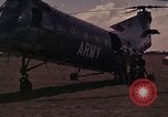 Image US H-21 hélicoptère atterrit avec des réfugiés Montagnards qui quittent ensuite dans Tuy Hoa le Vietnam du Sud, 1962, de la seconde 18 séquences d'archives historiques vidéo 65675039919