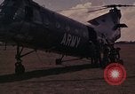 Image US H-21 hélicoptère atterrit avec des réfugiés Montagnards qui quittent ensuite dans Tuy Hoa le Vietnam du Sud, 1962, de la seconde 19 séquences d'archives historiques vidéo 65675039919