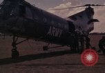 Image US H-21 hélicoptère atterrit avec des réfugiés Montagnards qui quittent ensuite dans Tuy Hoa le Vietnam du Sud, 1962, de la seconde 20 séquences d'archives historiques vidéo 65675039919