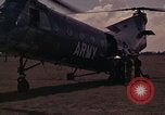 Image US H-21 hélicoptère atterrit avec des réfugiés Montagnards qui quittent ensuite dans Tuy Hoa le Vietnam du Sud, 1962, de la seconde 22 séquences d'archives historiques vidéo 65675039919