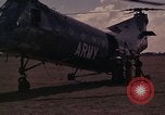 Image US H-21 hélicoptère atterrit avec des réfugiés Montagnards qui quittent ensuite dans Tuy Hoa le Vietnam du Sud, 1962, de la seconde 23 séquences d'archives historiques vidéo 65675039919