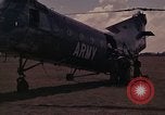 Image US H-21 hélicoptère atterrit avec des réfugiés Montagnards qui quittent ensuite dans Tuy Hoa le Vietnam du Sud, 1962, de la seconde 24 séquences d'archives historiques vidéo 65675039919