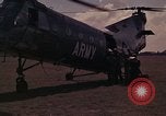 Image US H-21 hélicoptère atterrit avec des réfugiés Montagnards qui quittent ensuite dans Tuy Hoa le Vietnam du Sud, 1962, de la seconde 25 séquences d'archives historiques vidéo 65675039919