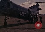 Image US H-21 hélicoptère atterrit avec des réfugiés Montagnards qui quittent ensuite dans Tuy Hoa le Vietnam du Sud, 1962, de la seconde 26 séquences d'archives historiques vidéo 65675039919