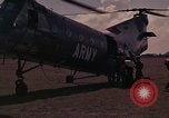 Image US H-21 hélicoptère atterrit avec des réfugiés Montagnards qui quittent ensuite dans Tuy Hoa le Vietnam du Sud, 1962, de la seconde 27 séquences d'archives historiques vidéo 65675039919