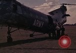 Image US H-21 hélicoptère atterrit avec des réfugiés Montagnards qui quittent ensuite dans Tuy Hoa le Vietnam du Sud, 1962, de la seconde 28 séquences d'archives historiques vidéo 65675039919