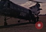 Image US H-21 hélicoptère atterrit avec des réfugiés Montagnards qui quittent ensuite dans Tuy Hoa le Vietnam du Sud, 1962, de la seconde 29 séquences d'archives historiques vidéo 65675039919