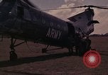Image US H-21 hélicoptère atterrit avec des réfugiés Montagnards qui quittent ensuite dans Tuy Hoa le Vietnam du Sud, 1962, de la seconde 30 séquences d'archives historiques vidéo 65675039919
