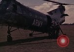 Image US H-21 hélicoptère atterrit avec des réfugiés Montagnards qui quittent ensuite dans Tuy Hoa le Vietnam du Sud, 1962, de la seconde 32 séquences d'archives historiques vidéo 65675039919