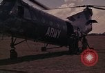Image US H-21 hélicoptère atterrit avec des réfugiés Montagnards qui quittent ensuite dans Tuy Hoa le Vietnam du Sud, 1962, de la seconde 33 séquences d'archives historiques vidéo 65675039919