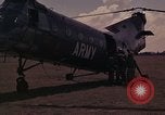Image US H-21 hélicoptère atterrit avec des réfugiés Montagnards qui quittent ensuite dans Tuy Hoa le Vietnam du Sud, 1962, de la seconde 34 séquences d'archives historiques vidéo 65675039919