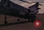Image US H-21 hélicoptère atterrit avec des réfugiés Montagnards qui quittent ensuite dans Tuy Hoa le Vietnam du Sud, 1962, de la seconde 36 séquences d'archives historiques vidéo 65675039919