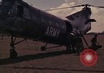 Image US H-21 hélicoptère atterrit avec des réfugiés Montagnards qui quittent ensuite dans Tuy Hoa le Vietnam du Sud, 1962, de la seconde 37 séquences d'archives historiques vidéo 65675039919