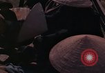 Image US H-21 hélicoptère atterrit avec des réfugiés Montagnards qui quittent ensuite dans Tuy Hoa le Vietnam du Sud, 1962, de la seconde 62 séquences d'archives historiques vidéo 65675039919