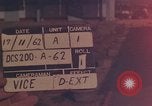 Standbild ARVN-Truppen escort Vietcong Gefangenen unter Bewachung einem vietnamesischen von Tuy Hoà Süd Vietnam, 1962, aus Sekunde 1 historischem Filmmaterial Videoclip 65675039920