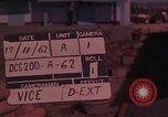 Standbild ARVN-Truppen escort Vietcong Gefangenen unter Bewachung einem vietnamesischen von Tuy Hoà Süd Vietnam, 1962, aus Sekunde 3 historischem Filmmaterial Videoclip 65675039920