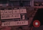 Standbild ARVN-Truppen escort Vietcong Gefangenen unter Bewachung einem vietnamesischen von Tuy Hoà Süd Vietnam, 1962, aus Sekunde 4 historischem Filmmaterial Videoclip 65675039920