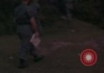 Standbild ARVN-Truppen escort Vietcong Gefangenen unter Bewachung einem vietnamesischen von Tuy Hoà Süd Vietnam, 1962, aus Sekunde 6 historischem Filmmaterial Videoclip 65675039920