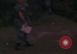 Standbild ARVN-Truppen escort Vietcong Gefangenen unter Bewachung einem vietnamesischen von Tuy Hoà Süd Vietnam, 1962, aus Sekunde 7 historischem Filmmaterial Videoclip 65675039920