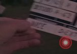 Standbild ARVN-Truppen escort Vietcong Gefangenen unter Bewachung einem vietnamesischen von Tuy Hoà Süd Vietnam, 1962, aus Sekunde 8 historischem Filmmaterial Videoclip 65675039920