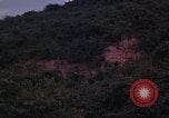 Standbild ARVN-Truppen escort Vietcong Gefangenen unter Bewachung einem vietnamesischen von Tuy Hoà Süd Vietnam, 1962, aus Sekunde 14 historischem Filmmaterial Videoclip 65675039920