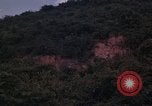 Standbild ARVN-Truppen escort Vietcong Gefangenen unter Bewachung einem vietnamesischen von Tuy Hoà Süd Vietnam, 1962, aus Sekunde 23 historischem Filmmaterial Videoclip 65675039920