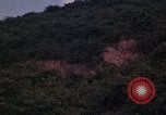 Standbild ARVN-Truppen escort Vietcong Gefangenen unter Bewachung einem vietnamesischen von Tuy Hoà Süd Vietnam, 1962, aus Sekunde 24 historischem Filmmaterial Videoclip 65675039920