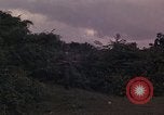 Standbild ARVN-Truppen escort Vietcong Gefangenen unter Bewachung einem vietnamesischen von Tuy Hoà Süd Vietnam, 1962, aus Sekunde 27 historischem Filmmaterial Videoclip 65675039920