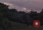 Standbild ARVN-Truppen escort Vietcong Gefangenen unter Bewachung einem vietnamesischen von Tuy Hoà Süd Vietnam, 1962, aus Sekunde 28 historischem Filmmaterial Videoclip 65675039920